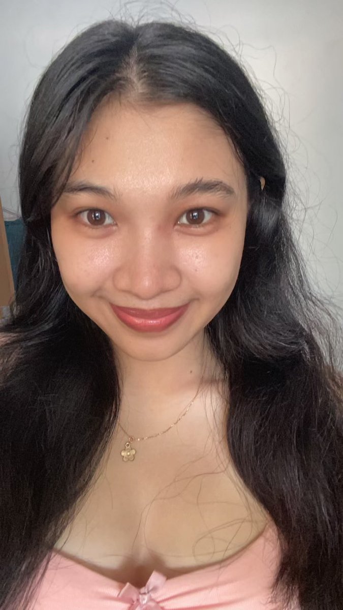 itsamarl's tweet photo. muka aku pas pake basic skincare malah keliatan bagus banget😭
tapi pas pake skincare yg banyak malah sering jerawatan😭😭 https://t.co/T8yyVZ7ziq