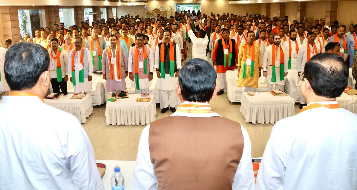 BJP4UP's tweet photo. प्रदेश अध्यक्ष श्री @mppchaudhary एवं प्रदेश महामंत्री (संगठन) श्री @idharampalsingh ने लखनऊ में आयोजित अवध क्षेत्र की स्नातक/ शिक्षक विधान परिषद चुनाव बैठक में सहभागिता की।

#BJP4UP #BJP4ViksitBharat https://t.co/x7T7VHinvo