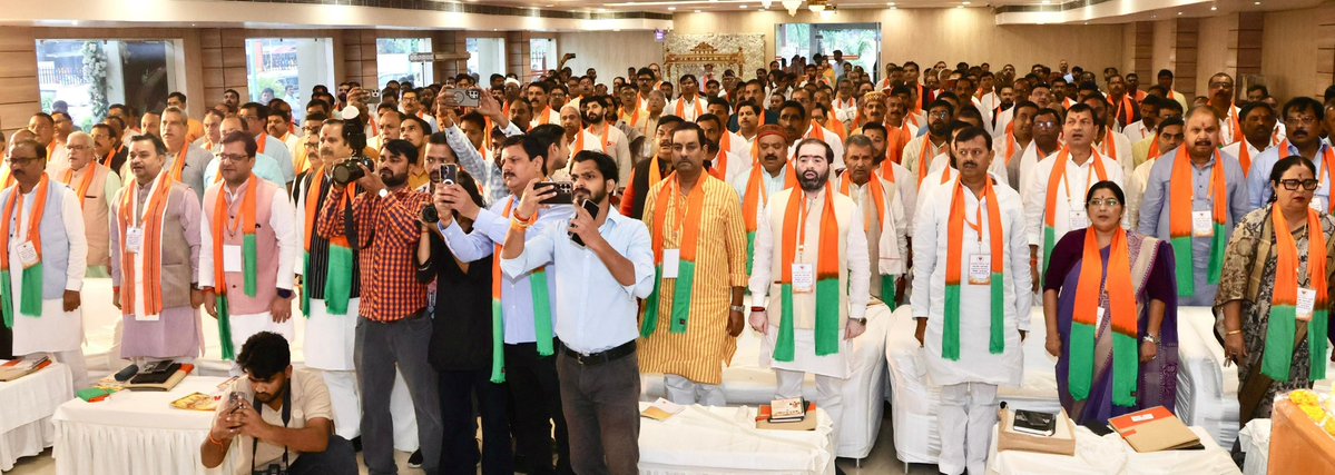 BJP4UP's tweet photo. प्रदेश अध्यक्ष श्री @mppchaudhary एवं प्रदेश महामंत्री (संगठन) श्री @idharampalsingh ने लखनऊ में आयोजित अवध क्षेत्र की स्नातक/ शिक्षक विधान परिषद चुनाव बैठक में सहभागिता की।

#BJP4UP #BJP4ViksitBharat https://t.co/x7T7VHinvo
