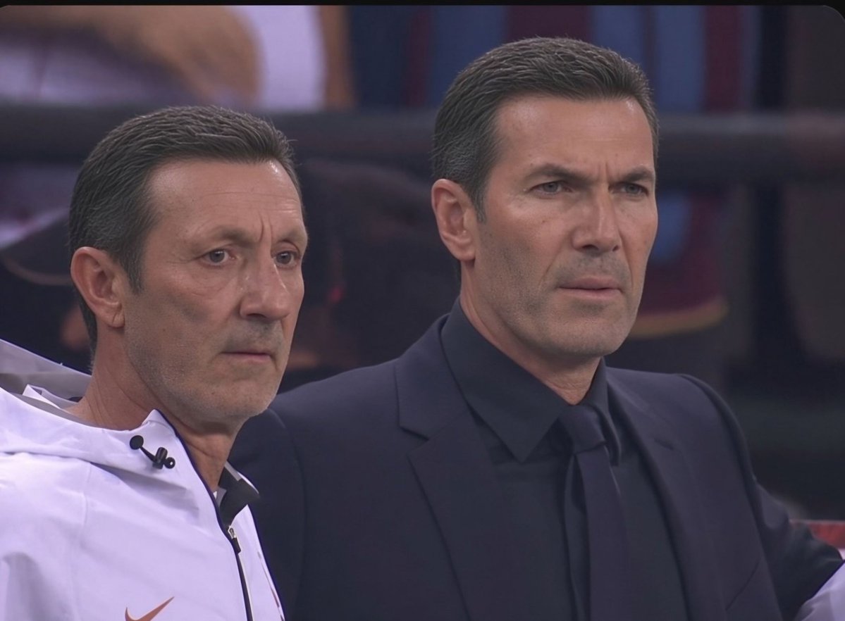 InsoliteFoot's tweet photo. Zinédine et Fabien, les 3 points en poche, de retour de Turquie. https://t.co/agNQAkax2F