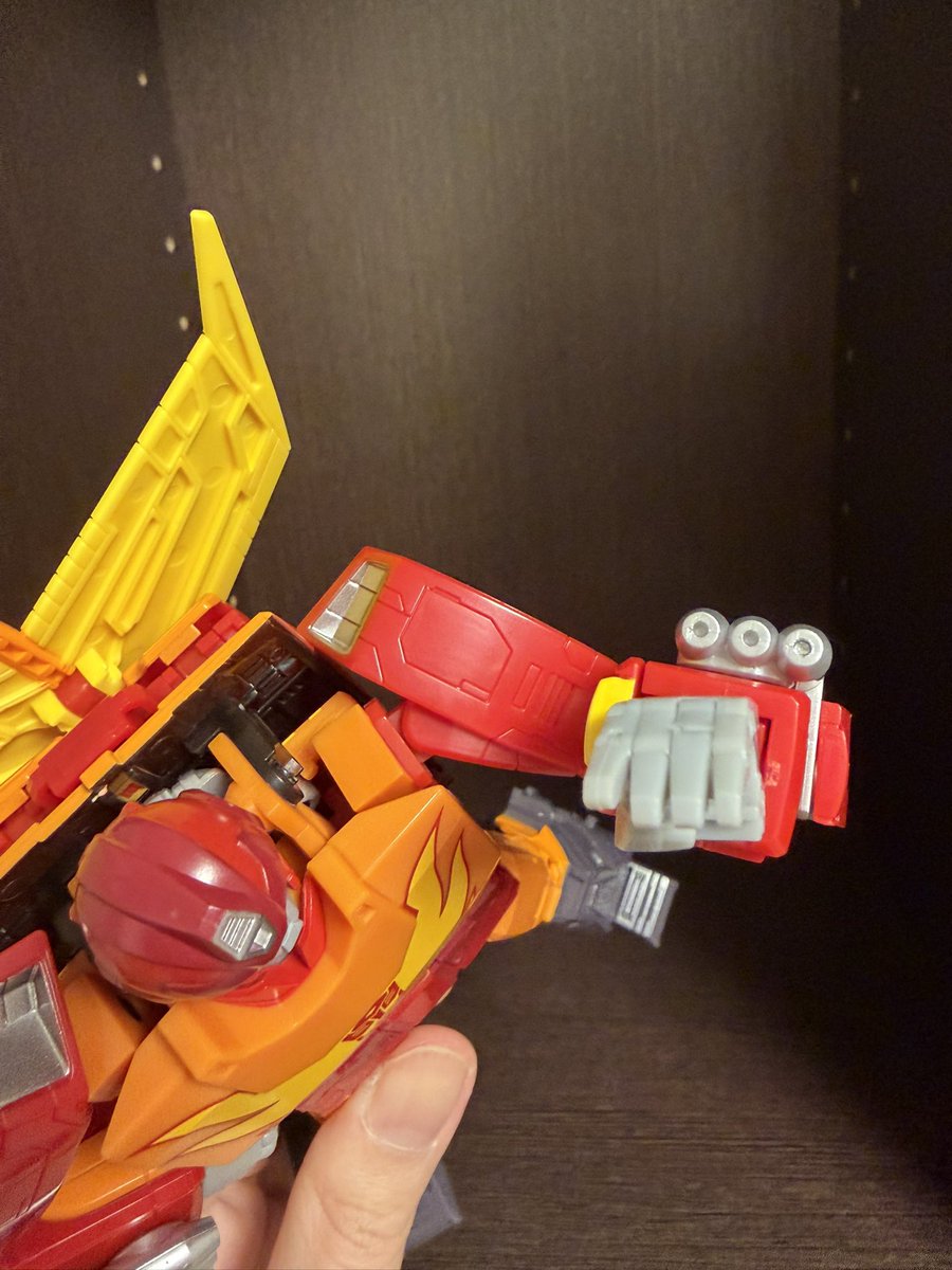 gingakeijisawa's tweet photo. 元気な兄ちゃん、ホットロッド。
パーツの収まりが良いスラリとしたスタイルがよく動く。
随所にあるオレンジのクリアパーツがいい味出してる。

肩のガワに遊びが持たせてあって、背中に移動したフロントガラスに接触しても負担が少ないのが匠の技。 https://t.co/P7u2abt6B1