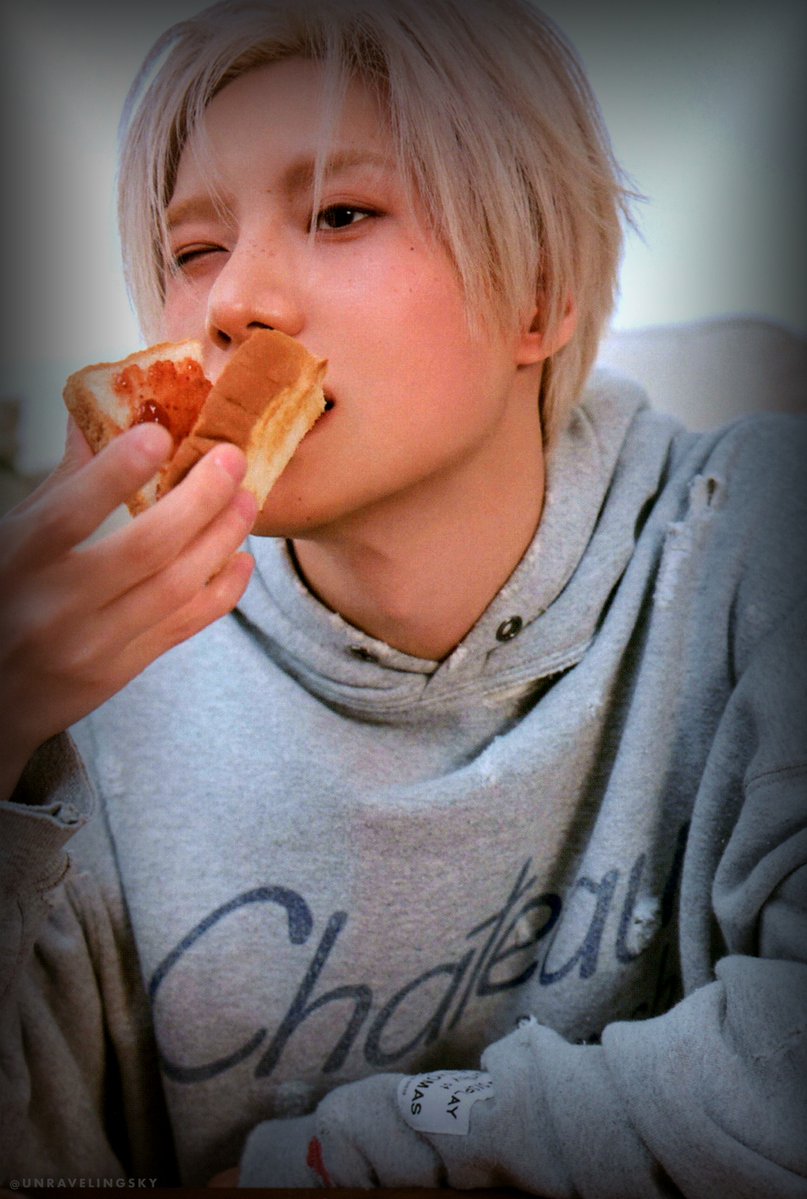 GoldenAjik's tweet photo. 🍞🥛😫
The envy I feel for a piece of bread and a glass of milk is not normal 😍 
Taemin is pure perfection. 🔥
 Postcard Set 
 cr. 📸unravelingsky 
#TAEMIN https://t.co/bTKrtJAaCf