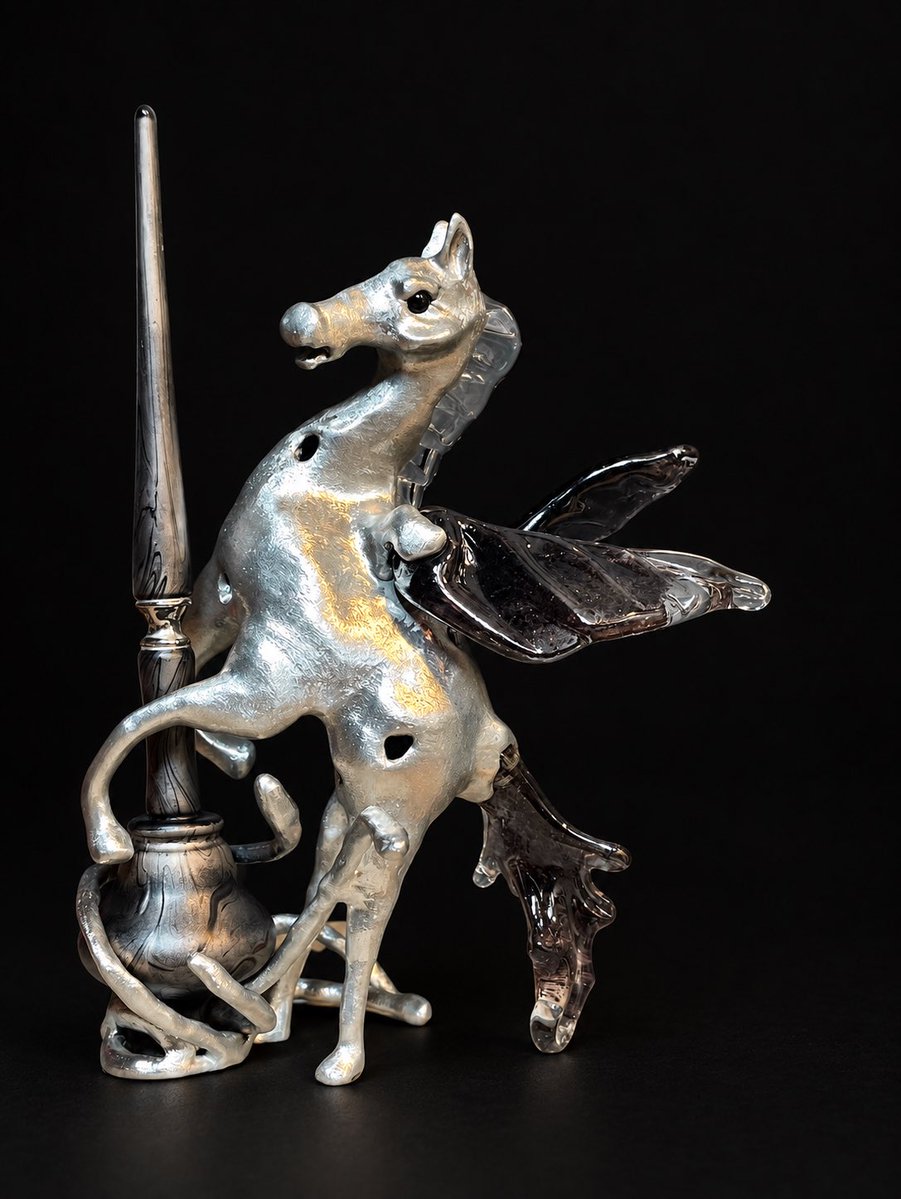 GlassToos's tweet photo. 銀座蔦屋でのコラボガラスペン作品
細見さんから完成のスナップ写真が
届きました
背景の色はAIで
黒に変えてます

蛙の王様
闇夜を駆けるペガサス

＠bambooants 
＠GINZA_TSUTAYA https://t.co/geuIdBkiJf