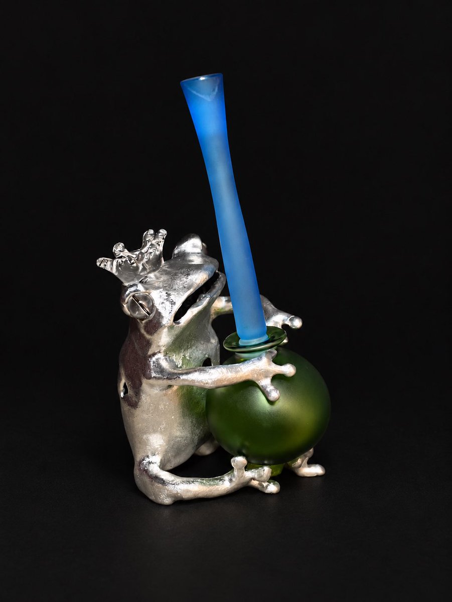 GlassToos's tweet photo. 銀座蔦屋でのコラボガラスペン作品
細見さんから完成のスナップ写真が
届きました
背景の色はAIで
黒に変えてます

蛙の王様
闇夜を駆けるペガサス

＠bambooants 
＠GINZA_TSUTAYA https://t.co/geuIdBkiJf