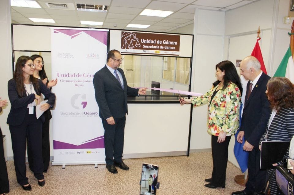 CuartoPoder_Py's tweet photo. 🔴 HABILITAN UNIDAD DE GÉNERO EN ITAPÚA PARA GARANTIZAR RESPUESTA JUDICIAL Y PROTEGER A VÍCTIMAS DE VIOLENCIA
Vía @dianacenturionm, periodista de #4toJudiciales

◾La ministra superintendente de la Circunscripción Judicial de Itapúa y enlace de la Secretaría de Género, Dra. Carolina Llanes, encabezó este viernes la inauguración oficial de la Unidad de Género en la sede del Poder Judicial de Encarnación.

◾Atención especializada y territorial: La iniciativa se concreta bajo el Plan Piloto de Desconcentración Territorial de la Secretaría de Género del @PoderJudicialPY, buscando brindar soporte técnico a magistrados y usuarios, además de facilitar la recepción de denuncias por violencia de género e intrafamiliar.

◾Cooperación y selección estratégica: La Dra. Llanes destacó el apoyo de la @AECID_Paraguay y del Centro de Estudios Judiciales (@cej_py). Explicó que Itapúa fue elegida por sus elevados índices de denuncias por violencia, sumándose a las dependencias ya habilitadas en Central, Paraguarí y Alto Paraná.

◾Enfoque gradual: El presidente de la Circunscripción, Dr. Miguel Ángel Vargas, y la Dra. Silvia López Safi subrayaron que la oficina busca ser un espacio abierto para proteger la dignidad, garantizar la equidad de género y transparentar la respuesta judicial en el departamento.
@MinPublicoPy @MECpy @minmujerpy @MaCarolinaLlan1