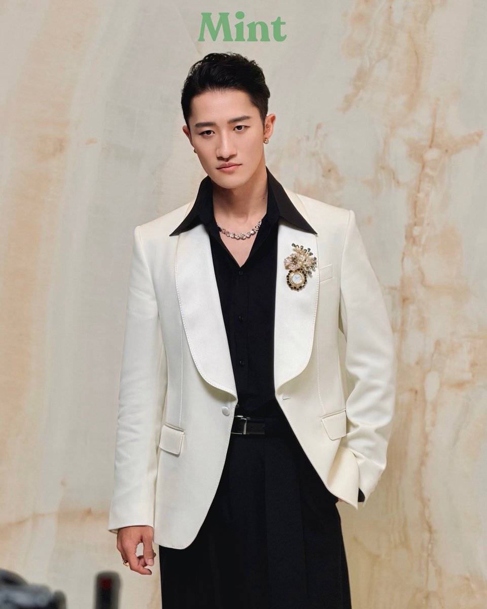mintmag_th's tweet photo. เท่ทุกโพส! #MintReports สอนปฟร้อนท์โรว์ลุคของหนุ่ม #HikaruIwamoto #SnowMan Japan Ambassador ของ Dolce &amp; Gabbana บินลัดฟ้ามามิลาน ร่วมชมแฟชั่นโชว์ Women's Spring Summer 2027 ในวันนี้ ณ อิตาลี 💚

#DGxHIKARU
#岩本照 
#DolceGabbana
#DGSS27
#MintMagTH https://t.co/a1dZOfIryy