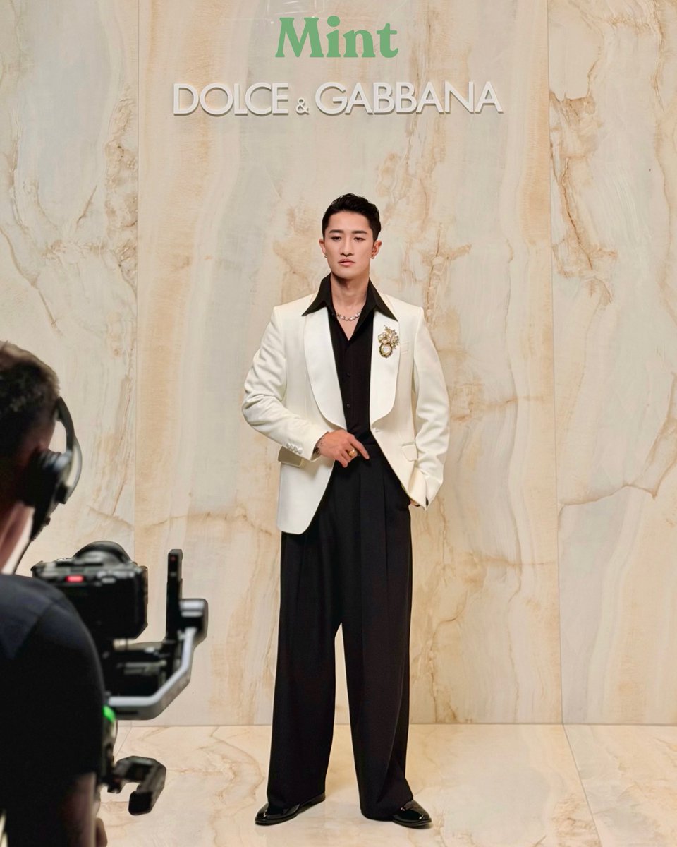 mintmag_th's tweet photo. เท่ทุกโพส! #MintReports สอนปฟร้อนท์โรว์ลุคของหนุ่ม #HikaruIwamoto #SnowMan Japan Ambassador ของ Dolce &amp; Gabbana บินลัดฟ้ามามิลาน ร่วมชมแฟชั่นโชว์ Women's Spring Summer 2027 ในวันนี้ ณ อิตาลี 💚

#DGxHIKARU
#岩本照 
#DolceGabbana
#DGSS27
#MintMagTH https://t.co/a1dZOfIryy