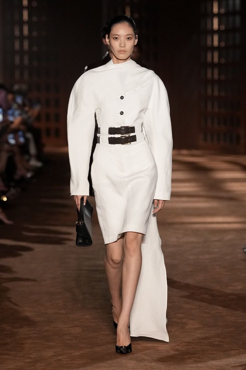 itgirlbackup's tweet photo. Double belts @ Ferragamo ss27 https://t.co/mw1IwYwDAs
