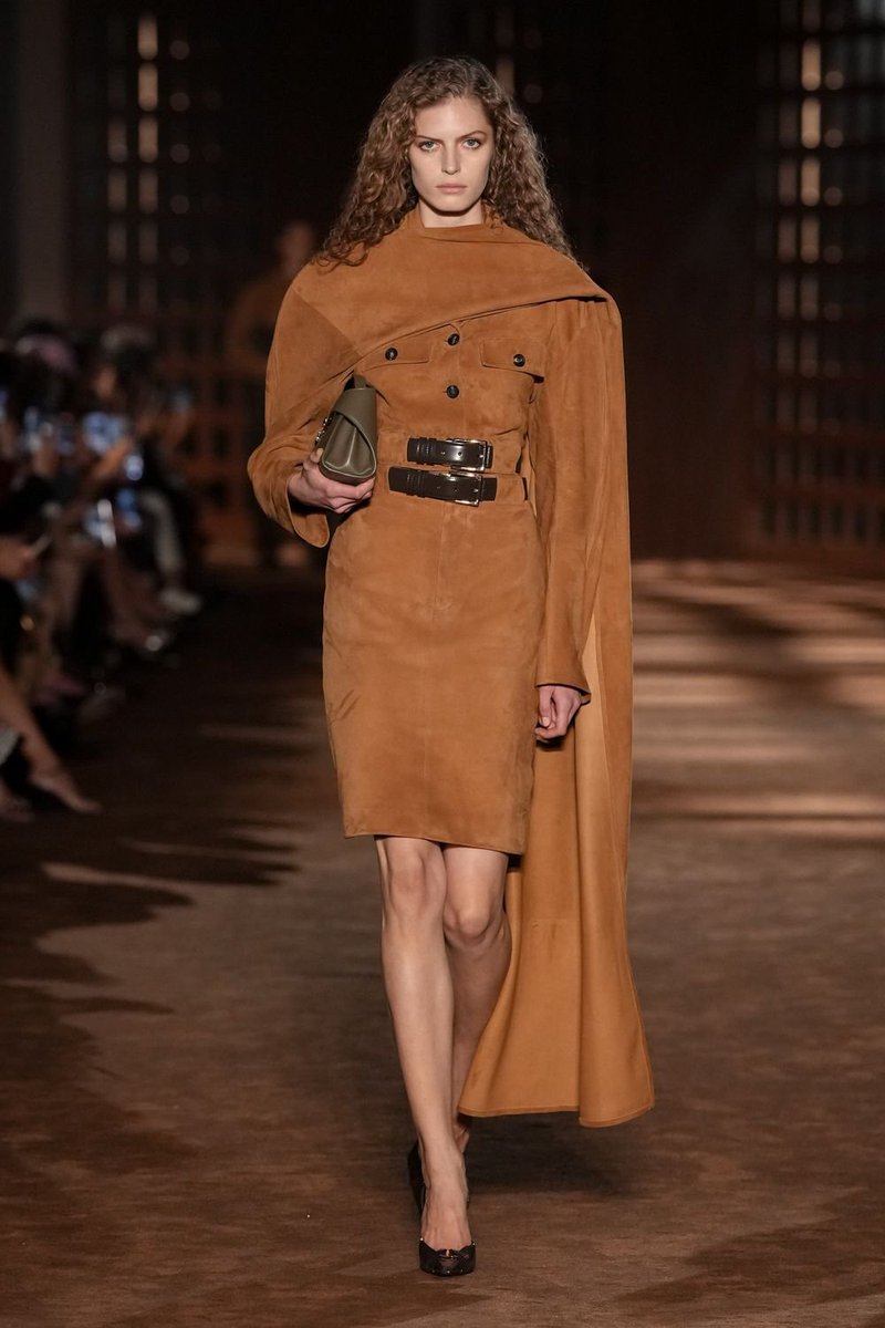 itgirlbackup's tweet photo. Double belts @ Ferragamo ss27 https://t.co/mw1IwYwDAs