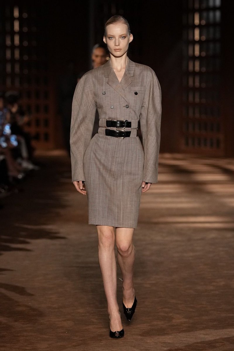 itgirlbackup's tweet photo. Double belts @ Ferragamo ss27 https://t.co/mw1IwYwDAs