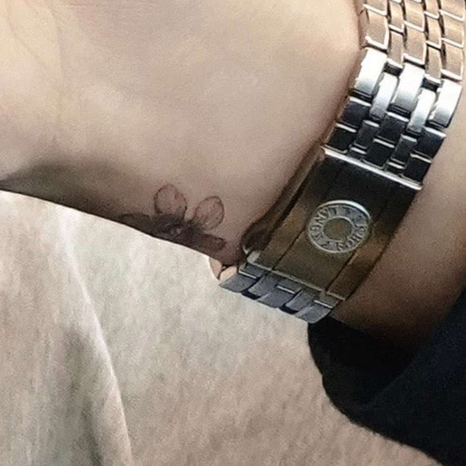 taronimeromero's tweet photo. 手首には自分が育ったニュージャージー州の州花であり、お母さんの好きな花でもあるスミレの花 耳裏のタトゥーは羽だけど、意味は秘密にするらしい 大切な場所や大切な人を身体に刻む、愛のためのタトゥーって本当に美しい よく似合ってるよ https://t.co/IWZzyJrwmn