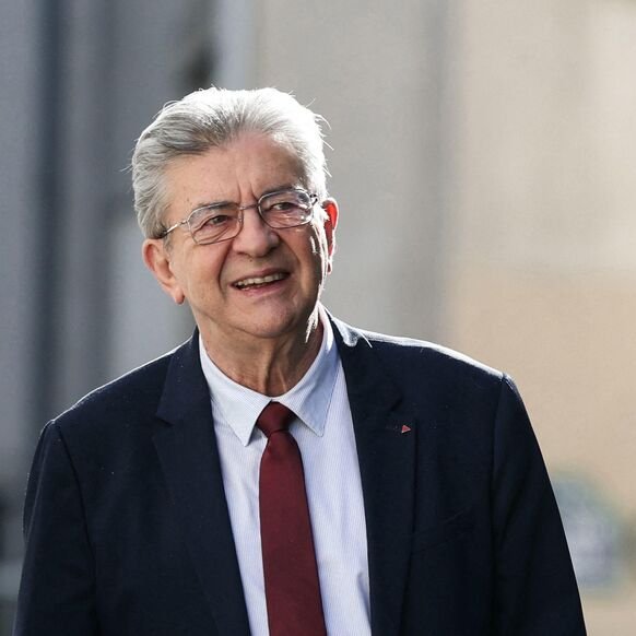 AlertesInfos's tweet photo. 🇫🇷 FLASH - Un écran rétractable métallique de plusieurs dizaines de kilos s’est ÉCRASÉ à quelques centimètres de Jean-Luc Mélenchon alors qu’il se rendait à une interview pour Politico. Assourdi par le fracas, il s’est accroché à une table avant de livrer son entretien quelques minutes plus tard. Des témoins y ont vu "un signe du destin". "Il va gagner la présidentielle", a lancé l’un d’eux. (Le Parisien)
