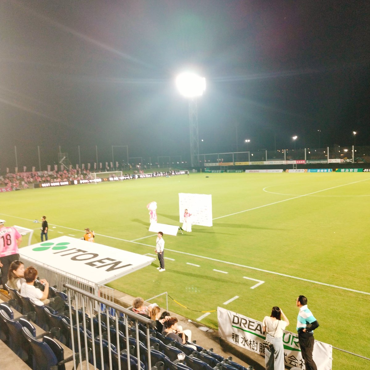 yuji197026's tweet photo. 試合終了
宮崎3-2札幌

試合はマジでクソでした｡
怒る気分も失せた｡忘れたい｡

と終わらせて帰りたかった｡USも俺らもそう｡選手の挨拶は無視していた｡ここで話し合っても何も解決しない､と｡そしたら宮澤と荒野が戻ってきた｡『帰らないでくれよ』と｡

本当に前代未聞｡本当の意味での珍事｡宮澤は言った｡『昇格の目標はぶらさない』と｡荒野は言った｡『必ずやるから！』と｡

その後に川井健太監督がY中さんと話す｡まあ聞いてて禅問答みたいだったが､最後に言ったのは確か『必ずやるから』だと思った｡

僕がずっと見てきたゴール裏の中で､選手が『帰らないでほしい』と言って全員が帰ってきたのは初めて｡流石に選手達が危機感持ってくれたと好意的に見るべきなのか？答えは分からない｡ただ､私的ゴール裏史で初めての出来事だったことはここで付け加えておきます｡

#consadole
#アウェーひとり旅
#いちご宮崎新富サッカー場