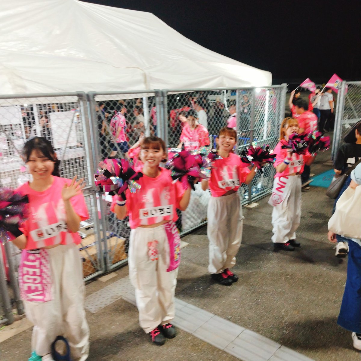 yuji197026's tweet photo. 試合終了
宮崎3-2札幌

試合はマジでクソでした｡
怒る気分も失せた｡忘れたい｡

と終わらせて帰りたかった｡USも俺らもそう｡選手の挨拶は無視していた｡ここで話し合っても何も解決しない､と｡そしたら宮澤と荒野が戻ってきた｡『帰らないでくれよ』と｡

本当に前代未聞｡本当の意味での珍事｡宮澤は言った｡『昇格の目標はぶらさない』と｡荒野は言った｡『必ずやるから！』と｡

その後に川井健太監督がY中さんと話す｡まあ聞いてて禅問答みたいだったが､最後に言ったのは確か『必ずやるから』だと思った｡

僕がずっと見てきたゴール裏の中で､選手が『帰らないでほしい』と言って全員が帰ってきたのは初めて｡流石に選手達が危機感持ってくれたと好意的に見るべきなのか？答えは分からない｡ただ､私的ゴール裏史で初めての出来事だったことはここで付け加えておきます｡

#consadole
#アウェーひとり旅
#いちご宮崎新富サッカー場