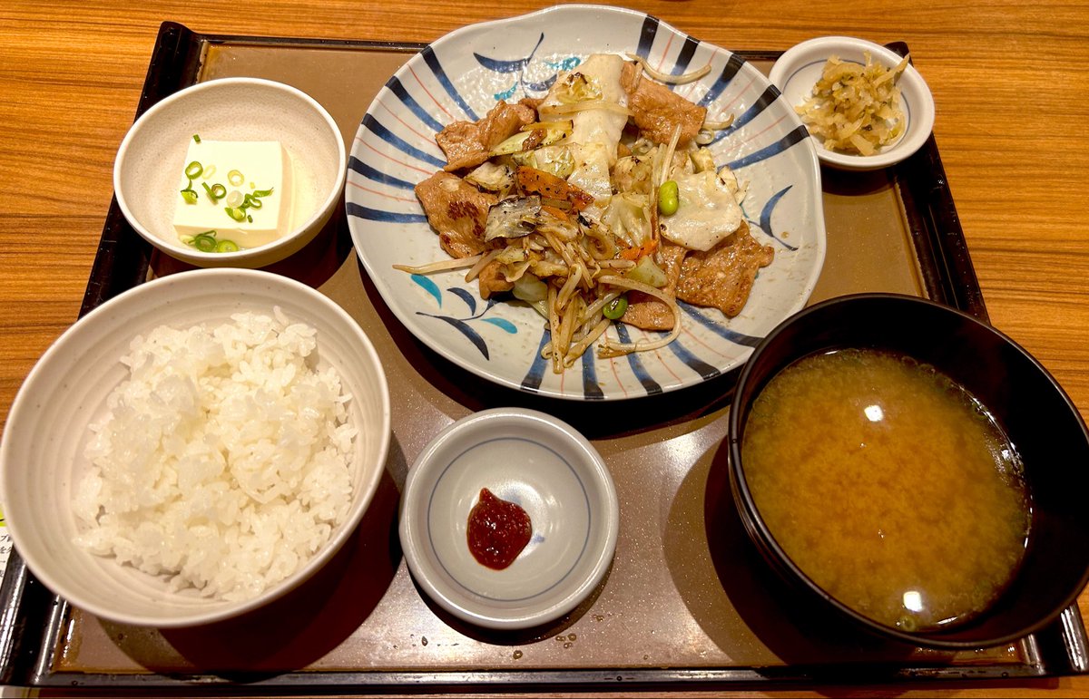 inkomaster1117's tweet photo. 二郎系1杯のkcalでこれ6回食べれるらしい
#deliciousmemory https://t.co/CJIoerLmF0