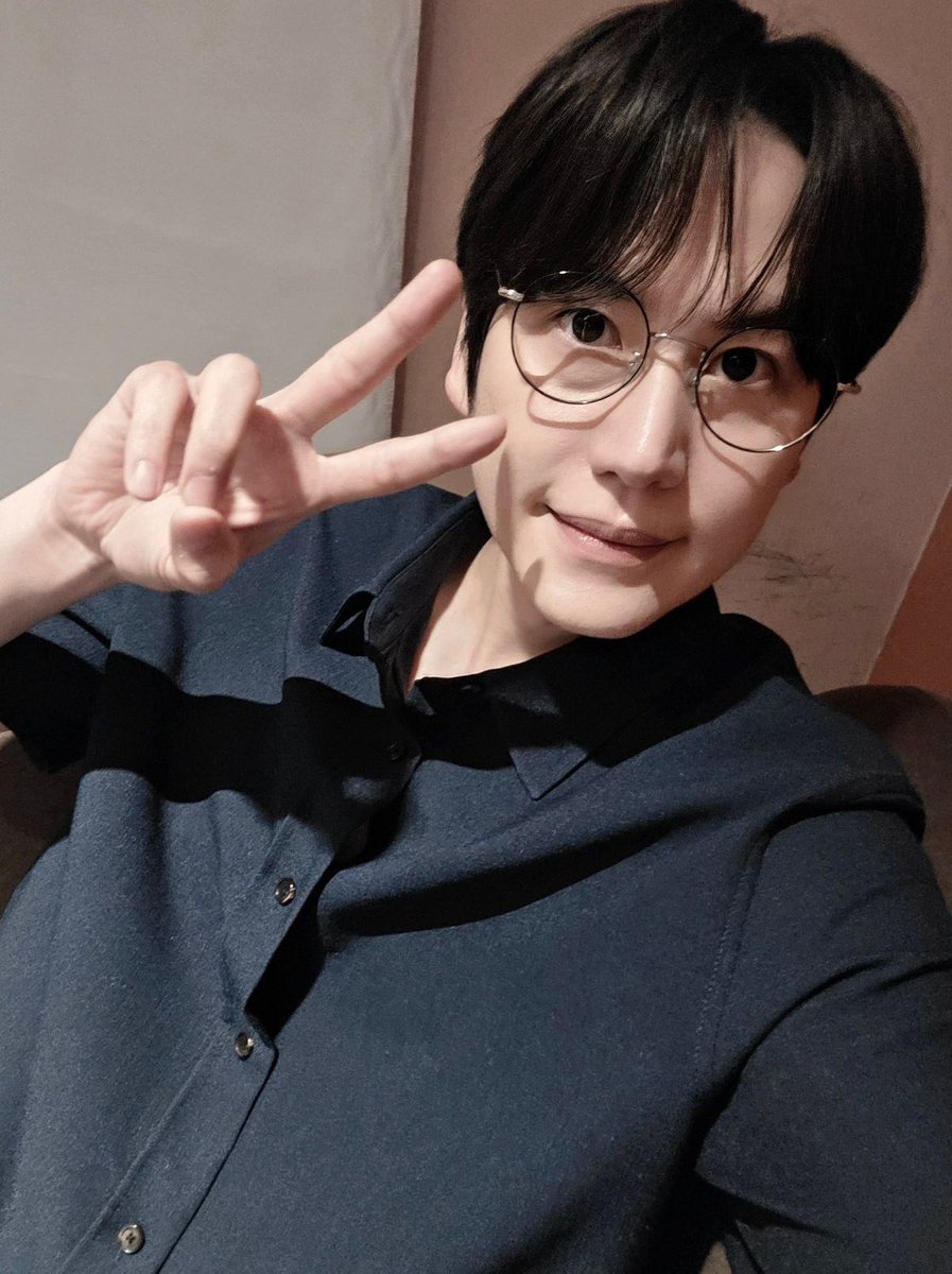 gyurini203's tweet photo. 안경코어 규현오빠 ㅈㅉ ㄴㅁ 선배재질이다 어떡해 너무 총명해보여요 https://t.co/PVezSBlQkB