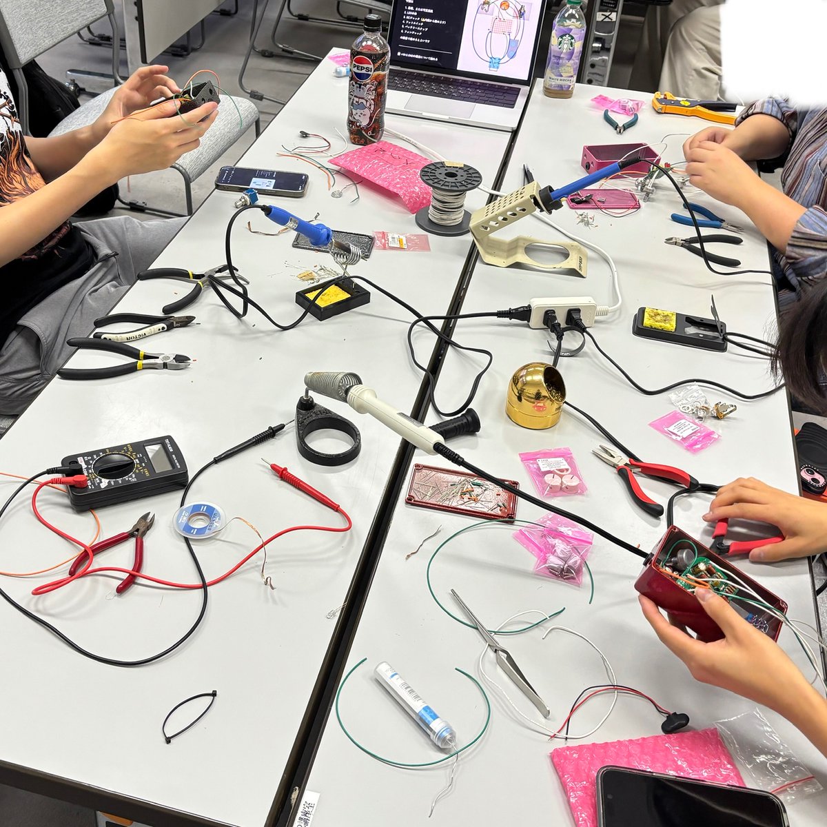 asumo_1xts's tweet photo. エフェクターを作ってみようの会、通称エフェクター作ろ会の第5・6・7回を開催しました

3日間で計20人も来てくれて大盛況
みんな楽しかったらしいので良かったです https://t.co/vwntGeJwKX