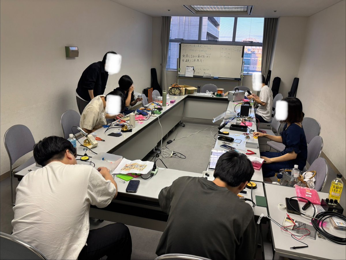 asumo_1xts's tweet photo. エフェクターを作ってみようの会、通称エフェクター作ろ会の第5・6・7回を開催しました

3日間で計20人も来てくれて大盛況
みんな楽しかったらしいので良かったです https://t.co/vwntGeJwKX