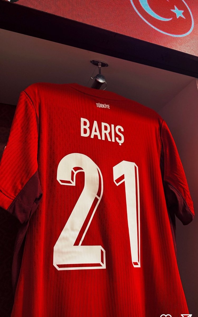 ScouTurk's tweet photo. 🇹🇷 Barış Alper Yılmaz hakkında konuşalım.

Ne Vincenzo Montella ne de Okan Buruk, Barış’ın aslında hangi pozisyonda kullanılması gerektiğini görüyor.

Barış bir santrfor DEĞİL. Kanatta ise dünya standartlarında bekleri olmayan rakiplere karşı fizik gücü ve hızıyla etkili olabiliyor. Ancak orta açmak da onun güçlü yönlerinden biri değil.

Bütün teknik direktörler savunmaya yardım etmesi için onun fiziksel özelliklerinden faydalanıyor ama nedense kimse egosunu zedelemek istemiyor ve onu doğrudan sağ bekte kullanmayı düşünmüyor.

Barış Alper Yılmaz bir SAĞ BEK!

Teknik kapasitesi hücumda sürekli fark yaratacak seviyede değil. Ama özellikle 3-5-2 sisteminde sağ kanat beki olmak için neredeyse biçilmiş kaftan.

Hızlı. Güçlü. Dayanıklı. Savunmasına biraz daha yatırım yapılırsa, kendi Türk Alphonso Davies’imizi yaratabiliriz. 🇹🇷

Benim için çok net:

Ya sağ bek ya da kulübe. Ama lütfen artık hücumda değil.
