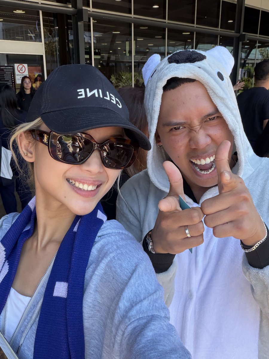 gwennypx's tweet photo. jho’s manifestation method worked 😭🤍 i literally just had a picture with gwenny today, and she even held my phone to take the picture. wahhhhh 😩 love you @bini_gwen 🤍 https://t.co/2FvtEdss00