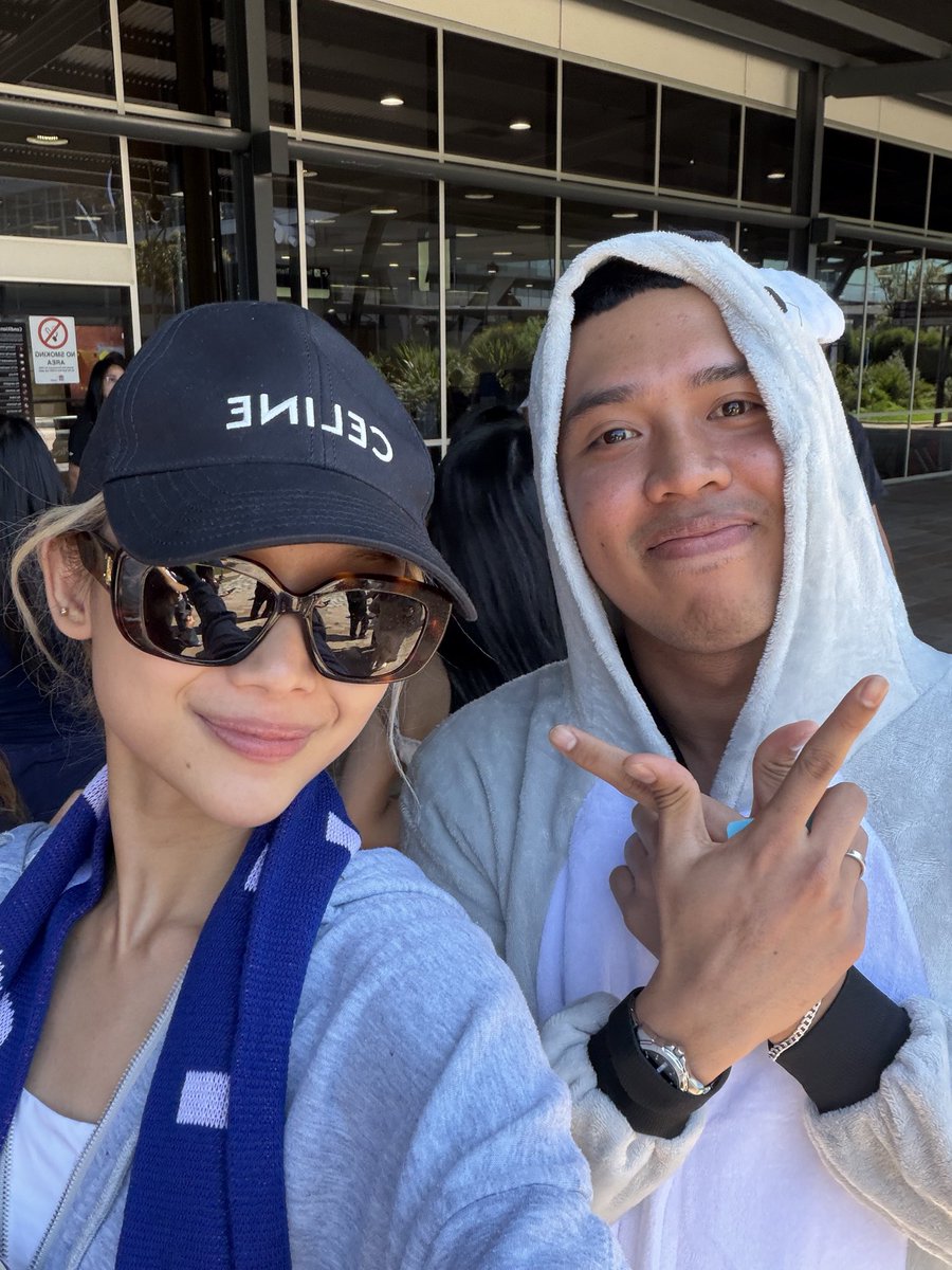 gwennypx's tweet photo. jho’s manifestation method worked 😭🤍 i literally just had a picture with gwenny today, and she even held my phone to take the picture. wahhhhh 😩 love you @bini_gwen 🤍 https://t.co/2FvtEdss00