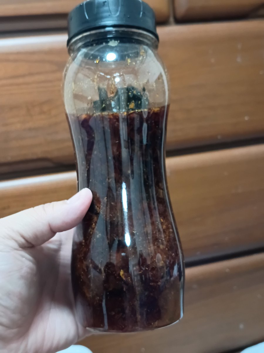 pizadebuw's tweet photo. 今日はお醤油を買って、100均でボトルを買って、自宅で眠っていた昆布と鰹節をボトルに入れて、だし醤油を作りました。
沸騰させると風味が損なわれるらしいので、お醤油をそのまま入れただけです。
冷蔵庫に入れて保存します。 https://t.co/OHGnijjx8E