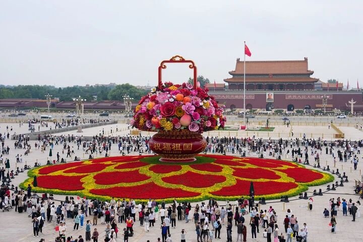 vigour_lin's tweet photo. 北京天安门广场的“祝福祖国”巨型花篮。
The giant flower basket "Blessing the Motherland" at Tiananmen Square in Beijing. https://t.co/9Kd6RcEgTb