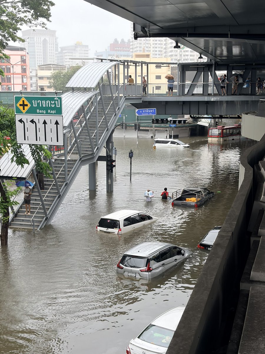 akekarin_v's tweet photo. แยกบางกะปิ เรียกว่า มาอยู่แถวนี้ 30 ปี..
น้ำท่วมขนาดนี้ คือเห็นด้วยตาครั้งแรก..
#น้ําท่วมกรุงเทพ https://t.co/UGV4nNQ9P4