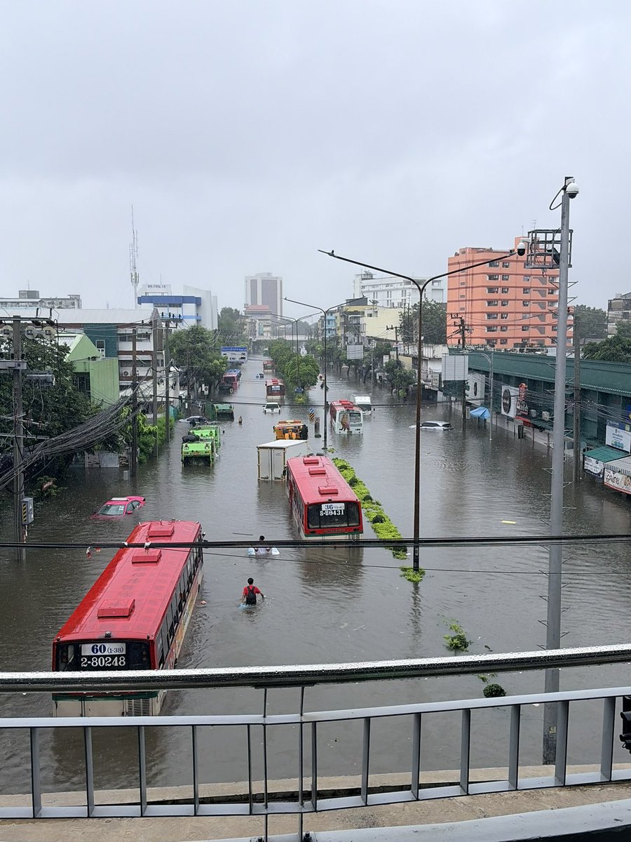 akekarin_v's tweet photo. แยกบางกะปิ เรียกว่า มาอยู่แถวนี้ 30 ปี..
น้ำท่วมขนาดนี้ คือเห็นด้วยตาครั้งแรก..
#น้ําท่วมกรุงเทพ https://t.co/UGV4nNQ9P4