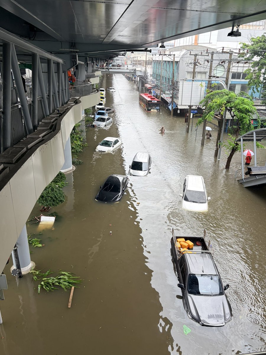 akekarin_v's tweet photo. แยกบางกะปิ เรียกว่า มาอยู่แถวนี้ 30 ปี..
น้ำท่วมขนาดนี้ คือเห็นด้วยตาครั้งแรก..
#น้ําท่วมกรุงเทพ https://t.co/UGV4nNQ9P4