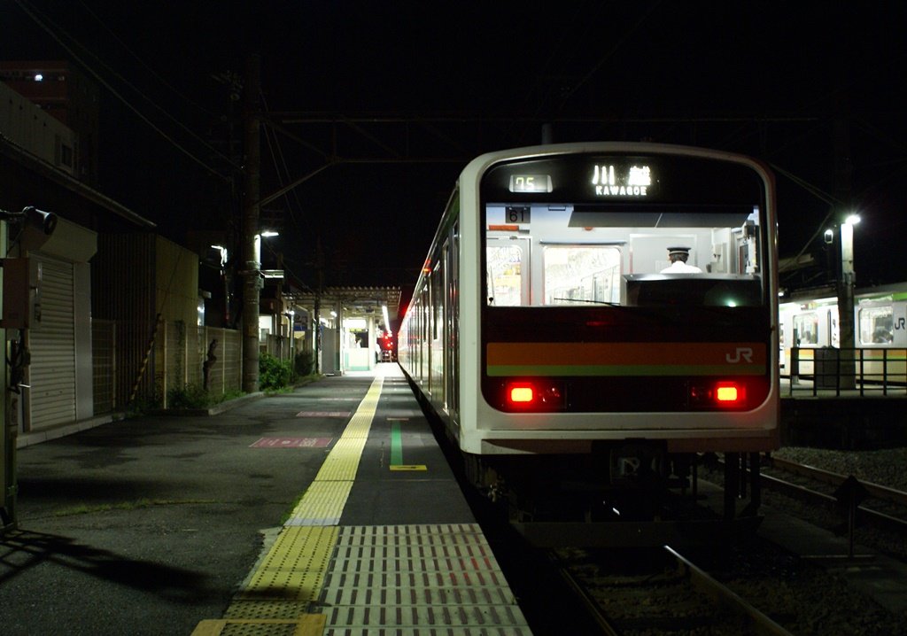 1054No's tweet photo. 【20年前の八高線】
高崎方面から八王子方面へと乗り継いだ夜の高麗川駅で撮った209系。
共演していた103系が205系へと置き換えられた頃。よく見ると、後年に固定窓の多さが問題なって行われた窓開閉化改造が行われておらず、スッキリした窓周りのままです。
（平成18年） https://t.co/SXHU7F7IOR