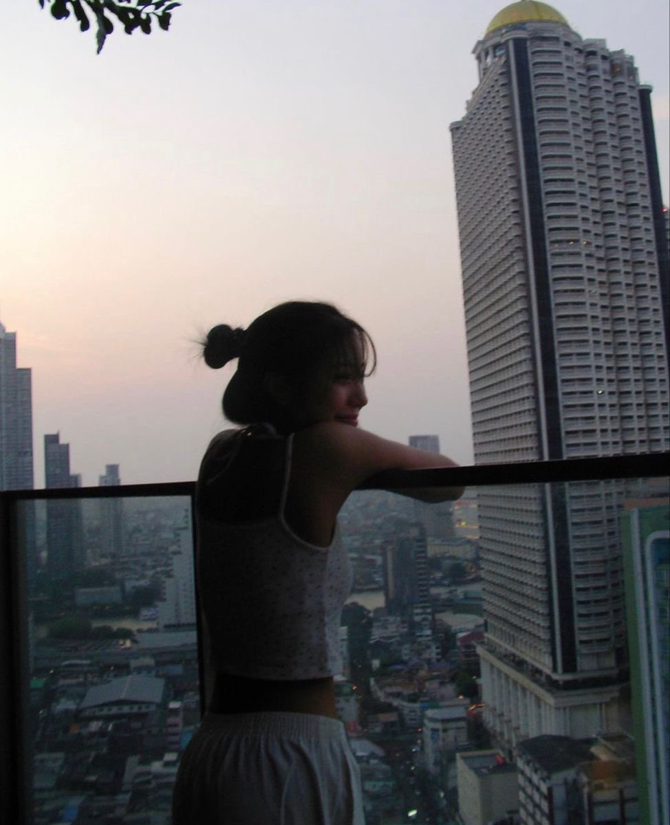formylifeandyou's tweet photo. — @youmyoxygen_ 

ยามเย็นของวิทยาลัยพาณิชยการศิลป์ประชาเต็มไปด้วยความคึกคัก ผู้คนหลากหลายในชุดยูนิฟอร์มสะอาดตากำลังทยอยกันเดินออกจากตึกเรียน 

ว่านกำลังนั่งอยู่บนม้านั่งมุกใต้ต้นไม้ใหญ่ มือสวยกำลังเก็บหนังสือการตลาดลงกระเป๋าผ้าอย่างไม่รีบร้อน https://t.co/2w1NNMPJQE