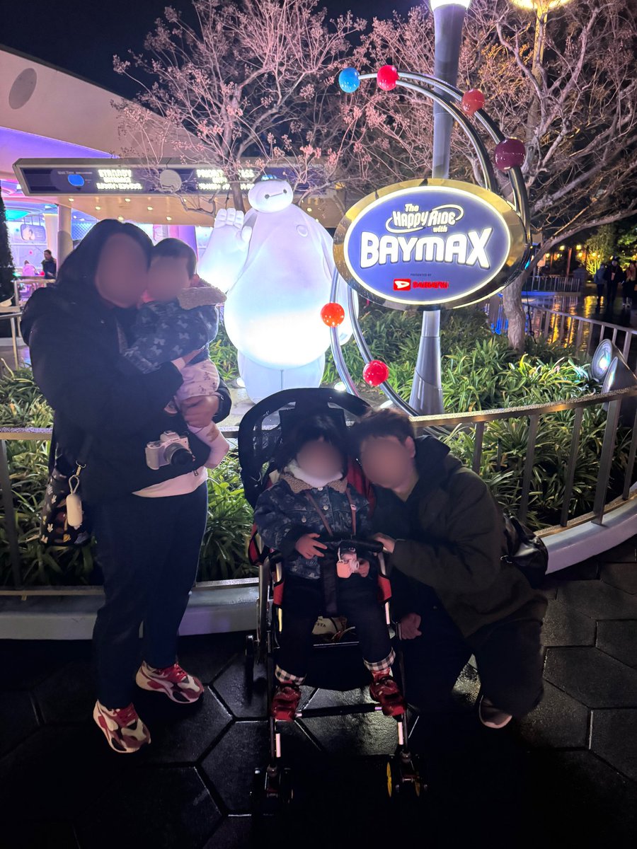 dis1928ney's tweet photo. 2026.01.09  "Private Evening Party" Report🏰

Chonちゃん…初めてのベイマックス( ꕹ )

乗り始めは少し固まっていたけれど…ベイマックスに振り回されて大はしゃぎ🥳

交代利用を使って…2回乗れました✨

まだまだ乗りたかったみたいで…少しの間ベイマックス前から動かなかった🤭 https://t.co/fYgqXv3CNV