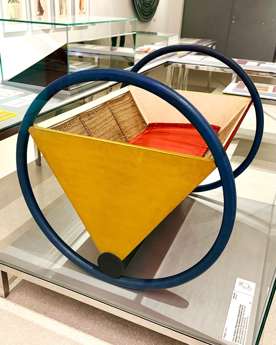 kohantoys's tweet photo. Nada más fácil para asegurarse el divorcio que llegar a casa con la cuna Bauhaus para tu bendición https://t.co/Q26Lb72U07