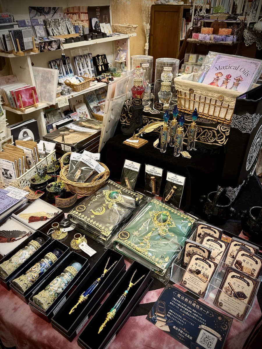Arundel_shop's tweet photo. 【魔法学校の文具店】いよいよ明日最終日です🪄
今月はこの場所から、新たな魔法教科へ進む生徒さまがたくさん生まれました✨診断カードの配布も明日まで！
今日も沢山のお越しをありがとうございました。明日もお待ちしております💫
そしてEndantEさん個展の予約も本日から受付開始しております！ https://t.co/UNIKMKGqQ1