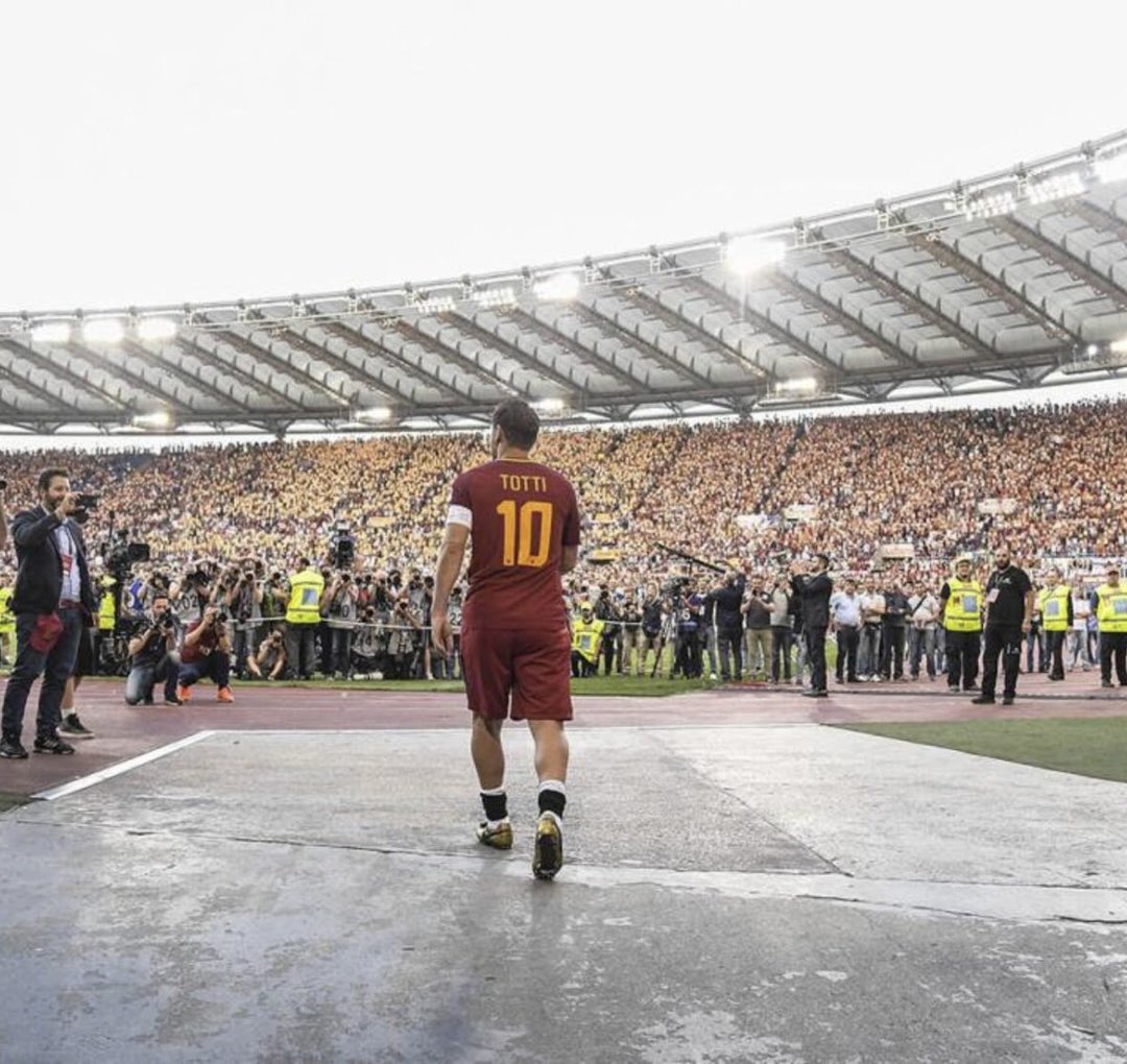 ultras_clips's tweet photo. 🗣️ "If you support big teams instead of the team from your city or region, you don’t like football. You like winning" - Francesco Totti. 🐺🇮🇹

Do you agree with him, or is it okay to support a club from anywhere? 👇 https://t.co/4BCw4CD0Pl