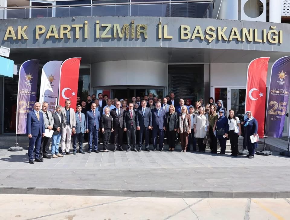 KirazIlce's tweet photo. Genel Başkan Yardımcımız ve Ekonomi İşleri Başkanımız Sayın Nihat Zeybekci’nin katılımlarıyla önemli bir toplantı gerçekleştirdik. Toplantıya İlçe Ekonomi İşleri Başkanımız Sayın Ufuk Ekici de katılım sağladı. @Bilalsaygili @akpartiizmir https://t.co/XR8G5GYwK2