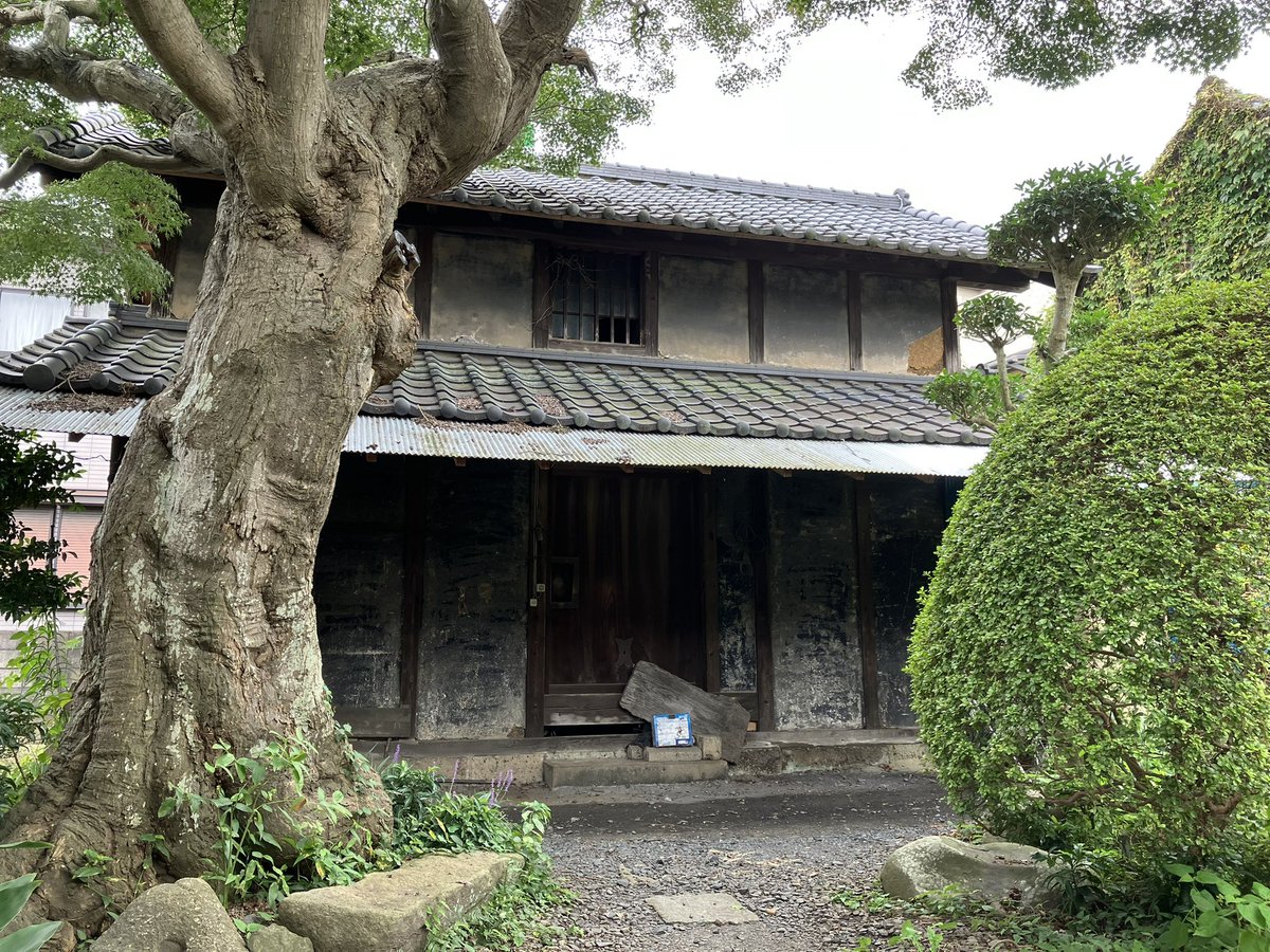 Samboh_'s tweet photo. 敷地内には明治築と大正築の蔵が残っている。駅ロータリーに面する大正蔵の壁にはかつて自転車預かりをしていたであろう案内書きがあった。

#蔵これ https://t.co/zCK1gzHqfq