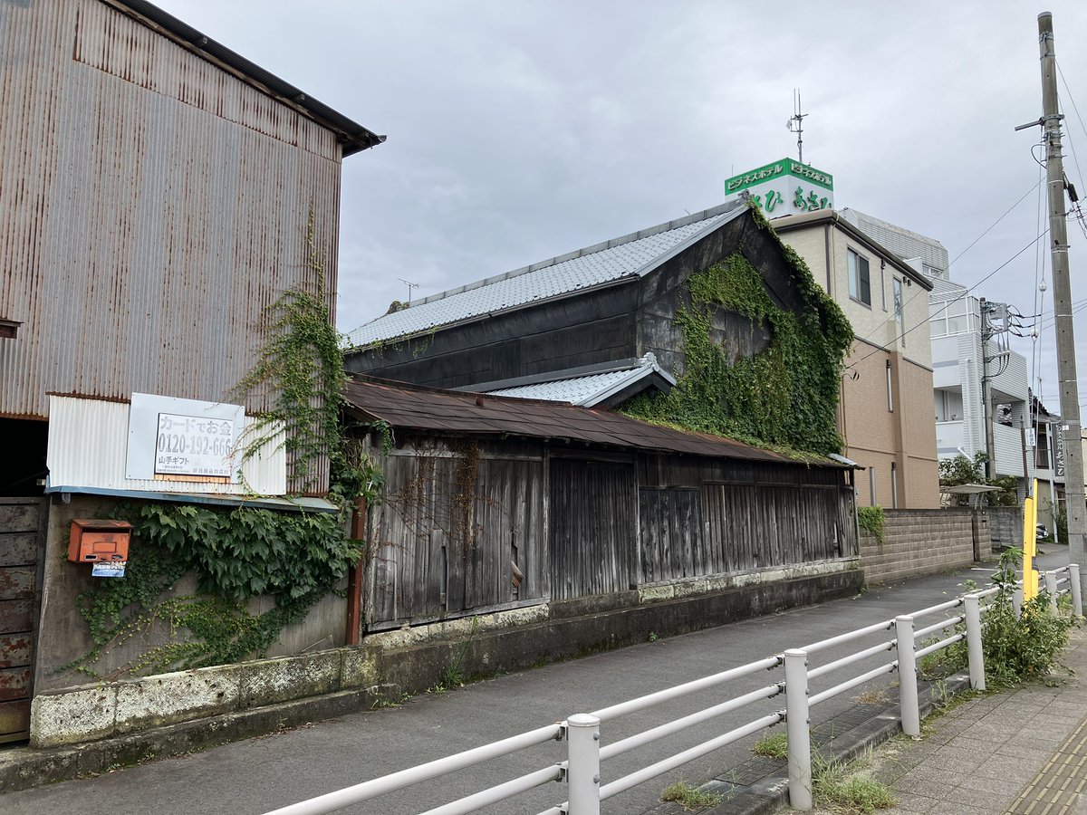 Samboh_'s tweet photo. 敷地内には明治築と大正築の蔵が残っている。駅ロータリーに面する大正蔵の壁にはかつて自転車預かりをしていたであろう案内書きがあった。

#蔵これ https://t.co/zCK1gzHqfq
