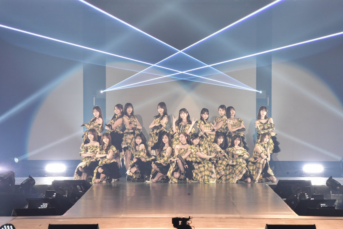modelpress's tweet photo. 【写真追加📸】Rakuten GirlsAward 2026 A/W

乃木坂46、イエローのチェック柄
華やかな衣装で登場💛
https://t.co/9QktaWMku4

曲中にセンターステージへ移動
ファンとの距離一気に縮める

#ガルアワ2026AW https://t.co/860B1LaDQQ