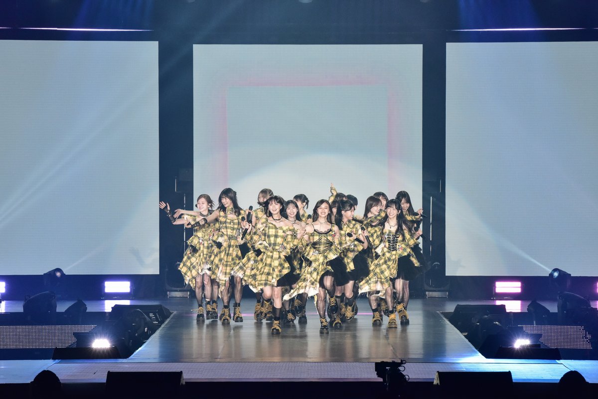 modelpress's tweet photo. 【写真追加📸】Rakuten GirlsAward 2026 A/W

乃木坂46、イエローのチェック柄
華やかな衣装で登場💛
https://t.co/9QktaWMku4

曲中にセンターステージへ移動
ファンとの距離一気に縮める

#ガルアワ2026AW https://t.co/860B1LaDQQ