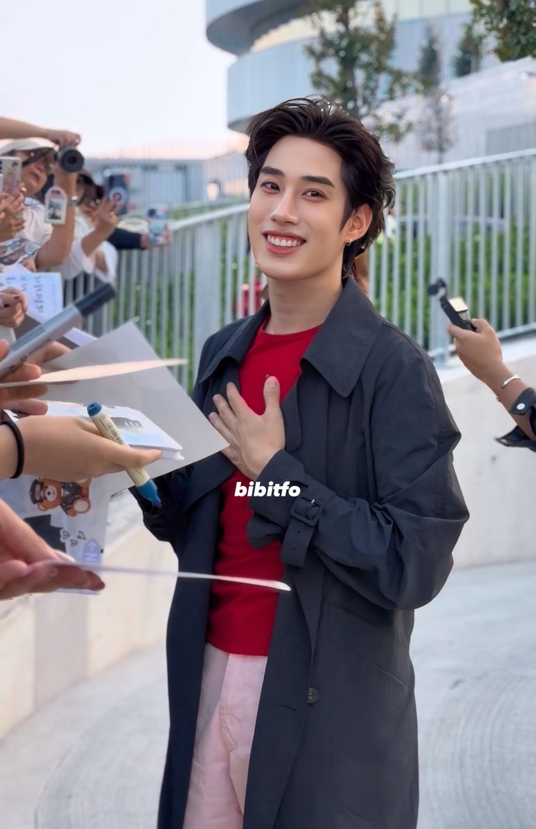 BiBitfo's tweet photo. “…and when you smile, the whole world stops and stares for a while” 🌟💚

#MOSCHINOSS27xTLEFIRSTONE
#MOSCHINO @Moschino
#TLE_mtm #TleFirstone
@TLE_mtm https://t.co/cbLYlNUesc