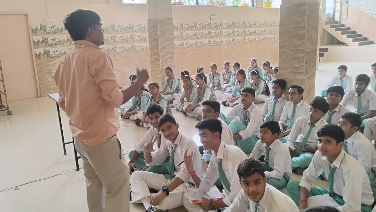 AcicMiet's tweet photo. Workshop/Seminar 25/09/2026 : One day workshop done on Introduction to IoT to the students of Mahender Singh Smarak Inter College, Meerut (U.P.)
#acicmiet #atlinnovation #MIET
@AIMtoInnovate  @NITIAayog https://t.co/nN1jhFaI8B