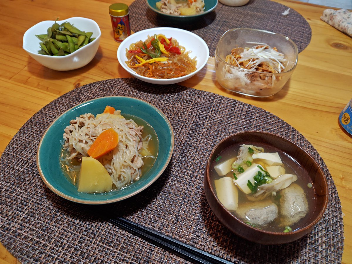 date_cam_'s tweet photo. 今日もお疲れ様でした🍻
晩ご飯🌃は🍚

肉じゃが
チャプチェ
ネギチャーシュー
枝豆
秋刀魚のつみれ汁

で頂きます🙏 https://t.co/fdqxUfHIch