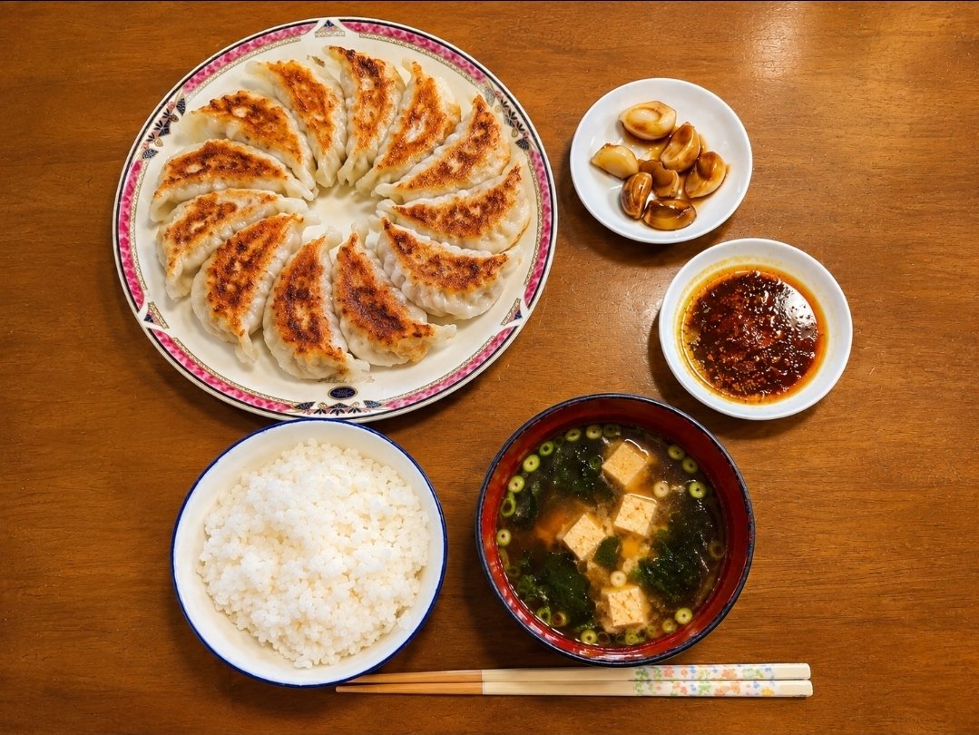 chichimaru310's tweet photo. 晩ごはん、お家にて🏠
帰宅したらサッとこんな美味しそうなご飯が出てきた(´ー｀)✨

​この美しい円盤餃子は反則…！
ラー油とニンニクも最高すぎる、いただきます🥟🔥  

​#おうちごはん #晩ごはん #餃子 #円盤餃子 https://t.co/i3ET6JODFN