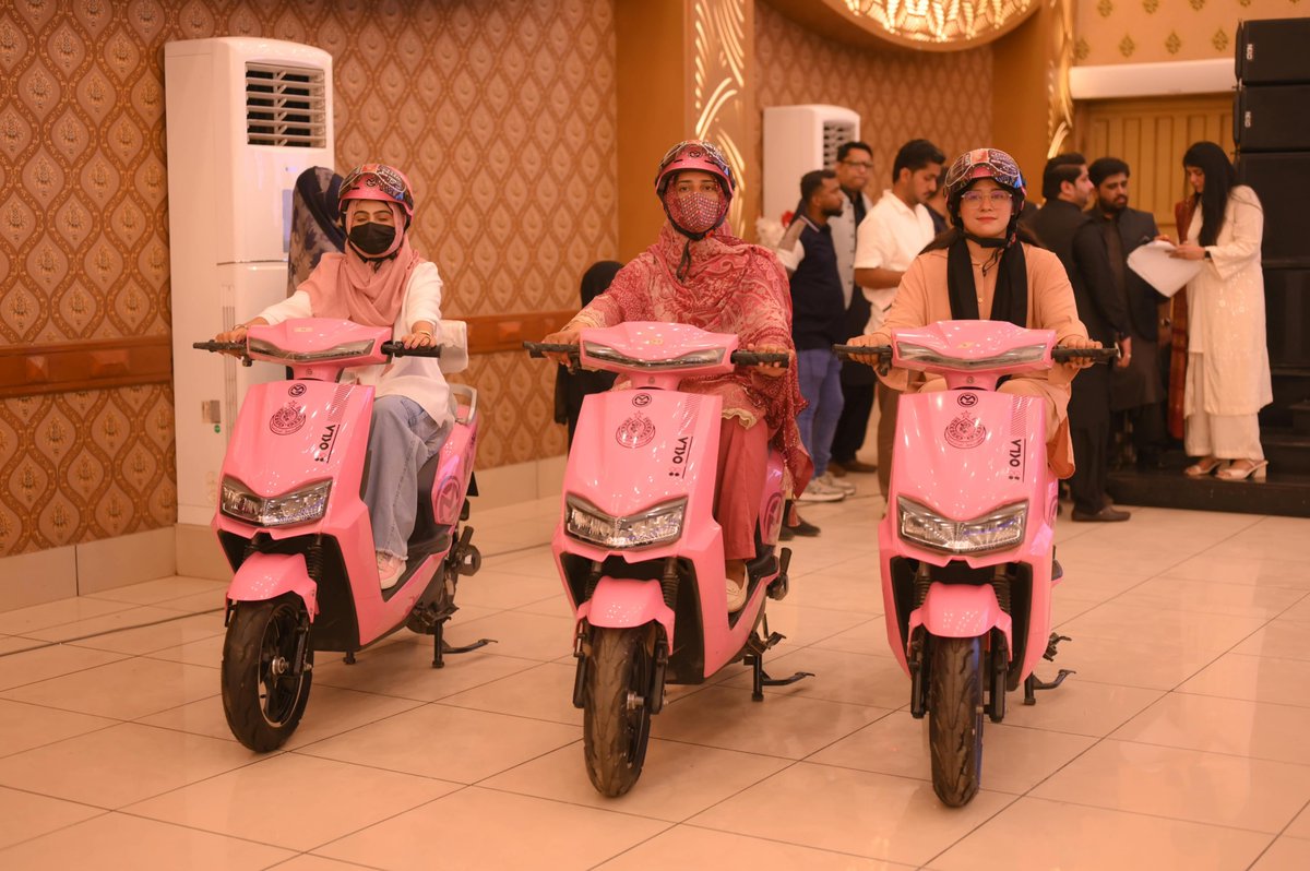 FaizullahK64113's tweet photo. میرپورخاص کی خواتین کے لیے بااختیار سفر کی جانب ایک عملی قدم! 🛵🌸
مفت پنک اسکوٹیز کی فراہمی خواتین کو آمدورفت میں سہولت، خودمختاری اور آگے بڑھنے کے مزید مواقع فراہم کرنے کی کوشش ہے۔
#FreePinkScootyMirpurkhas #PinkScooties #WomenEmpowerment #Mirpurkhas https://t.co/ggpsFdNkvr