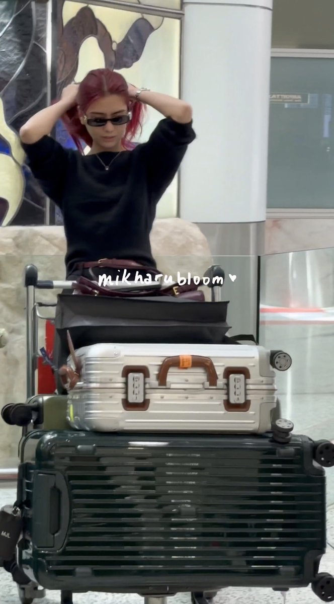 lesyeuxdelalis's tweet photo. Rimowa??? AI and MJL lol kyot https://t.co/JNU9YUx2Nx