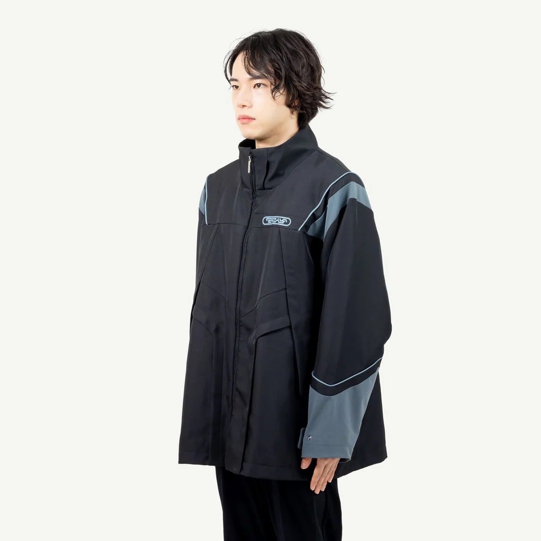 nononono_aki's tweet photo. 今日からセキュリティロングジャケット/ミドルジャケットが20%OFFになりました！オンラインストアも対象です🙆‍♀️パッと見はかっこいいですが、ふわふわのおふとんのような肌触りの裏地がついていて最高の着心地です！
ネックカバー、中に着ているライナーは対象外です🙏合わせ方は動画をご覧ください！ https://t.co/ybfGwteEwa