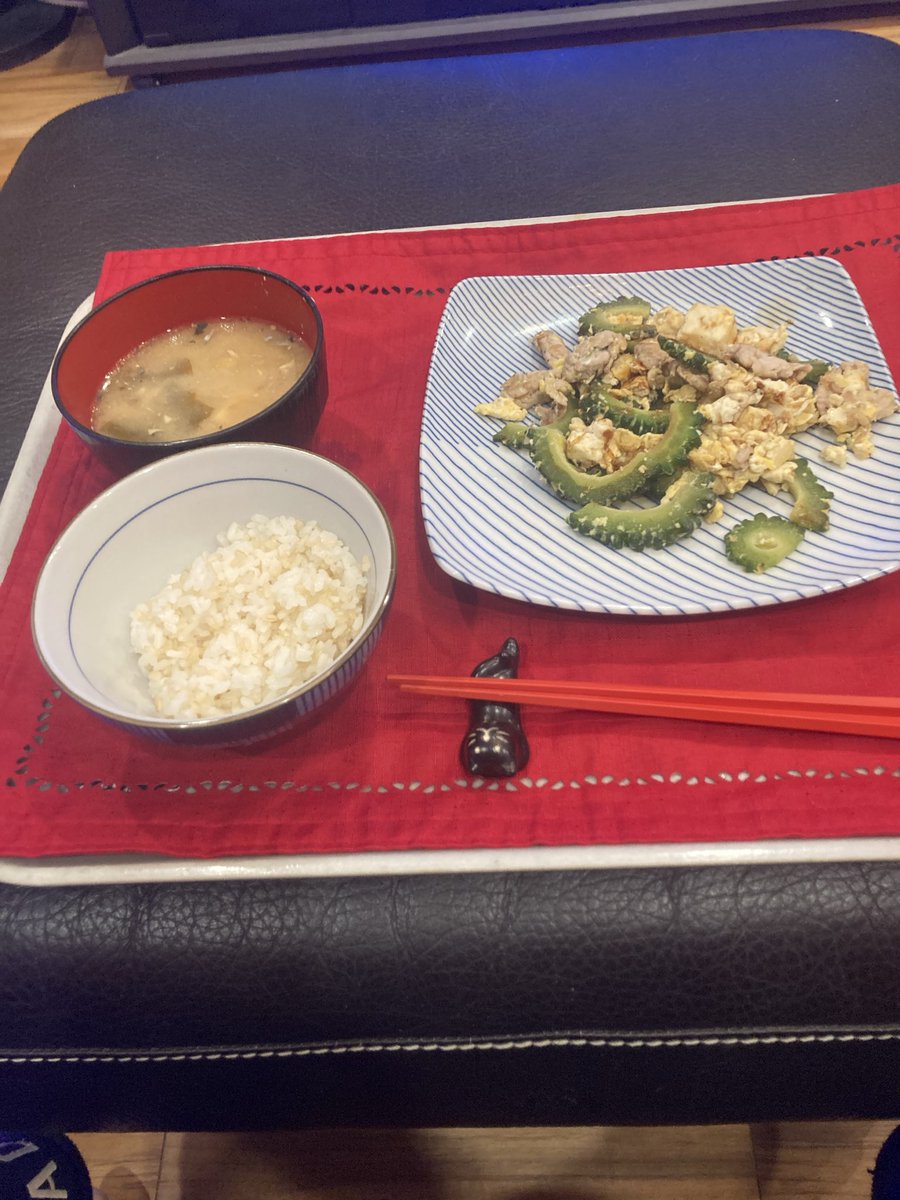 hakatamegumi's tweet photo. ほぼ悪天候の９月にはうんざりだしこの影響で野菜がバカ高になるのは必至だと思うので嫌になる。近所のインディー八百屋で、でかいゴーヤが安かったのでチャンプルー作る。美味い！魚は高いので今100円の鯖缶での味噌汁にはまってます。本日土曜なので21:00からツイキャスやりまー�� https://t.co/24hjZlPJZJ