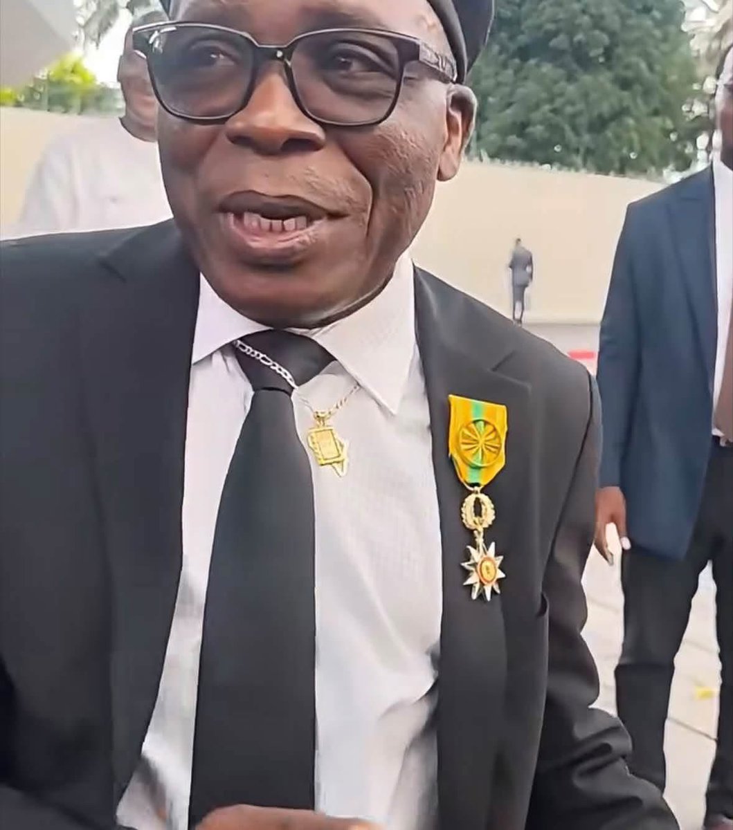 lemedia100filtr's tweet photo. 🇨🇮Michel Gohou honoré par la Nation !

L’emblématique comédien ivoirien Michel Gohou a été élevé au grade d’Officier de l’Ordre du Mérite ivoirien, lors d’une cérémonie tenue à la Grande Chancellerie.

Une distinction qui vient saluer son immense contribution au rayonnement de la culture et de l’humour ivoiriens. 👏🏾❤️

Félicitations à Gohou Michel pour cette belle reconnaissance ! 🎖️